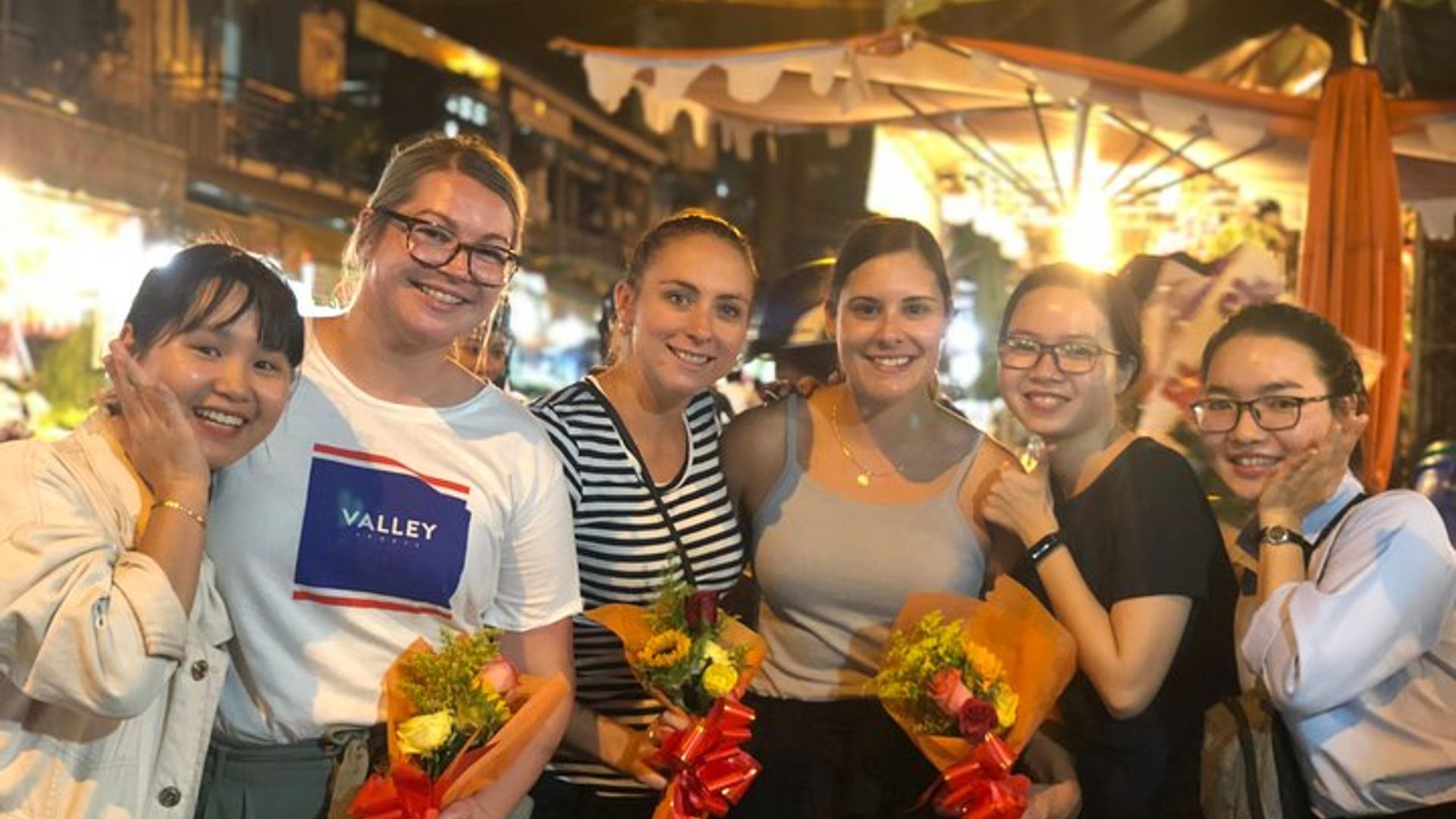 Tour gastronómico privado nocturno por la ciudad de Ho Chi Minh en scooter