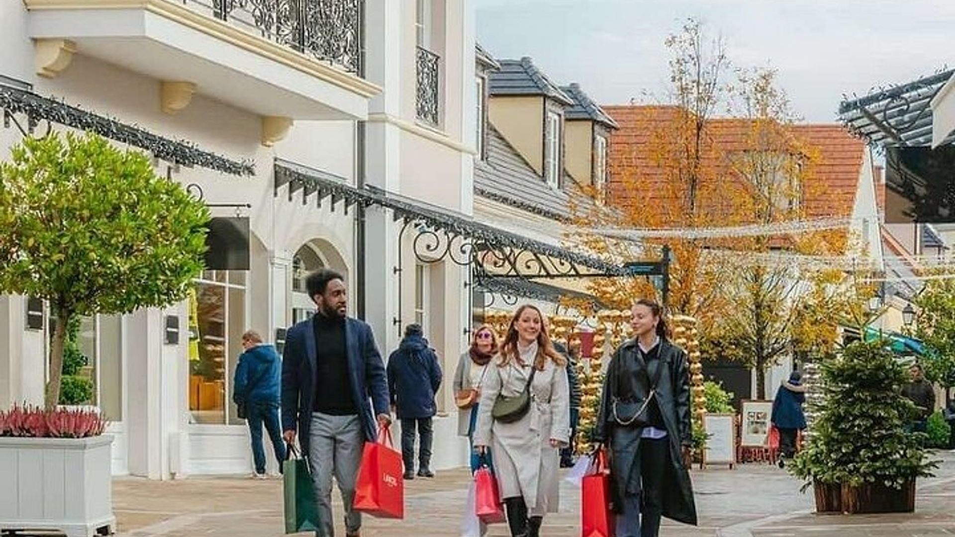 Tour de compras a La Vallée Village Outlet en coche privado o furgoneta