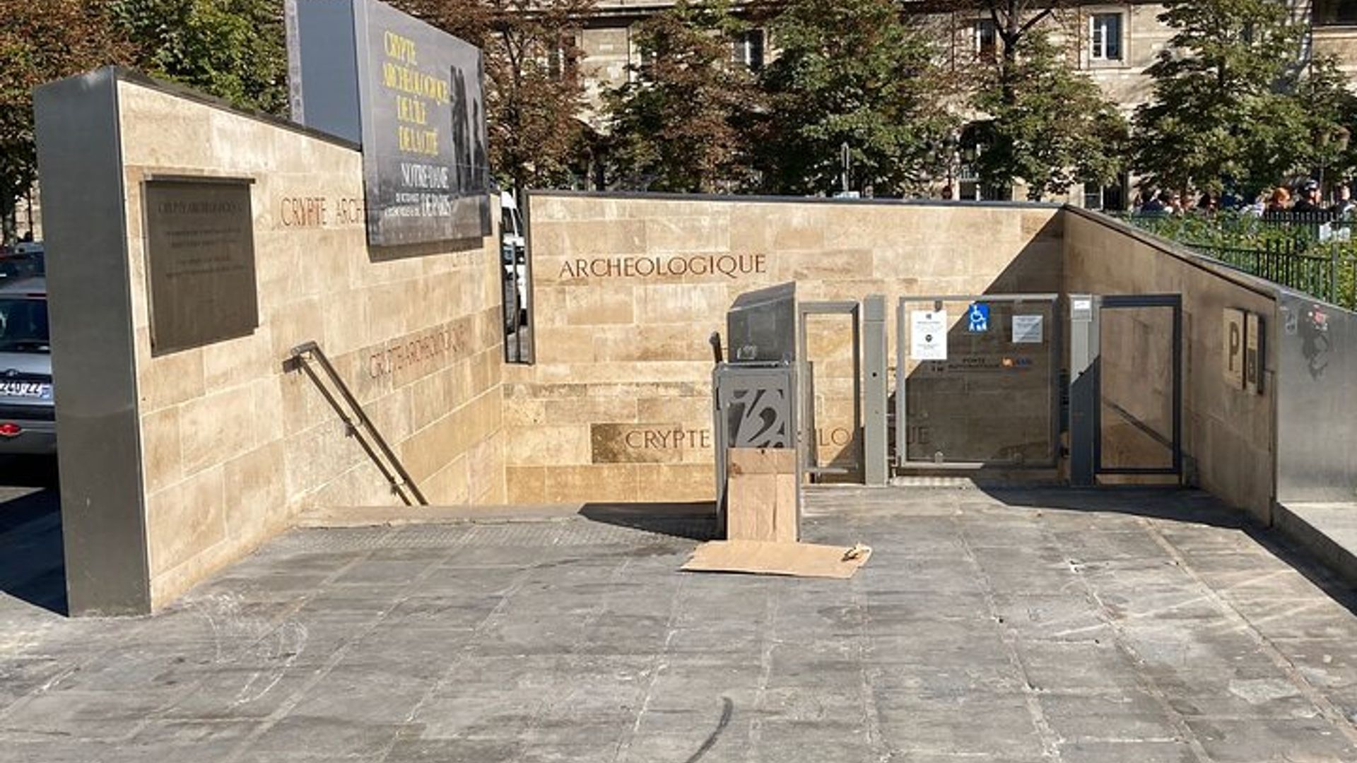 Tour em Pequenos Grupos pela Parte Externa da Catedral de Notre Dame e Cripta em Paris