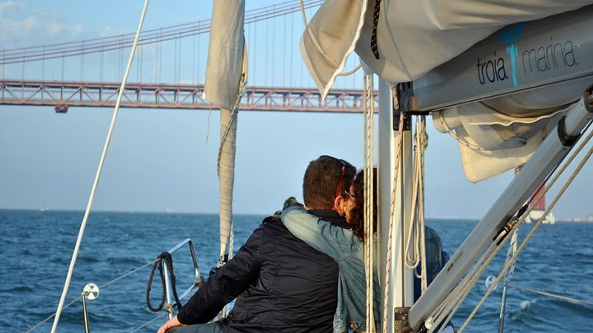 Lisbon Romantic Private 2h Cruise with sparkling wine