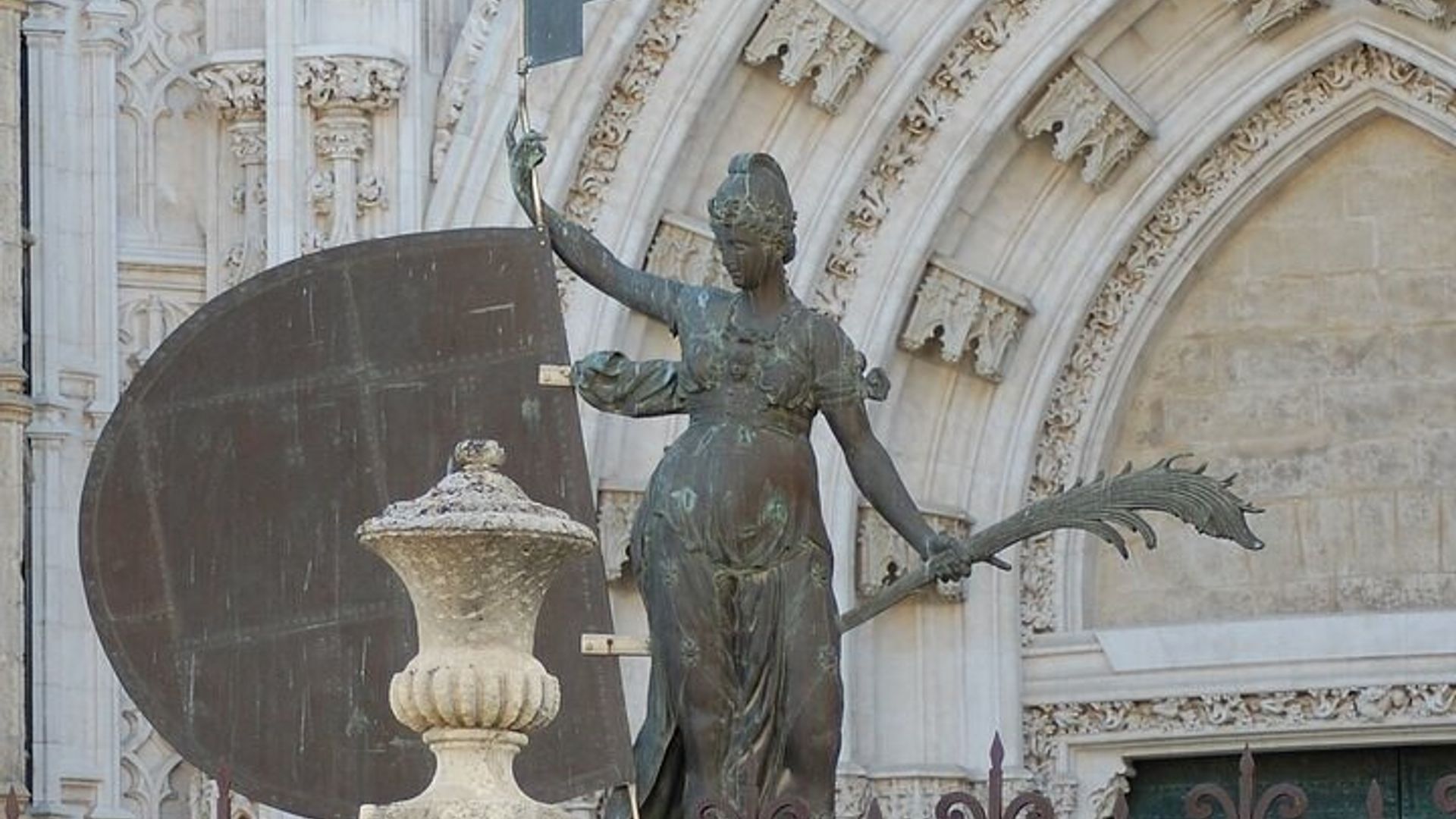 Small Group Tour to Cathedral and Giralda Direct Entrance