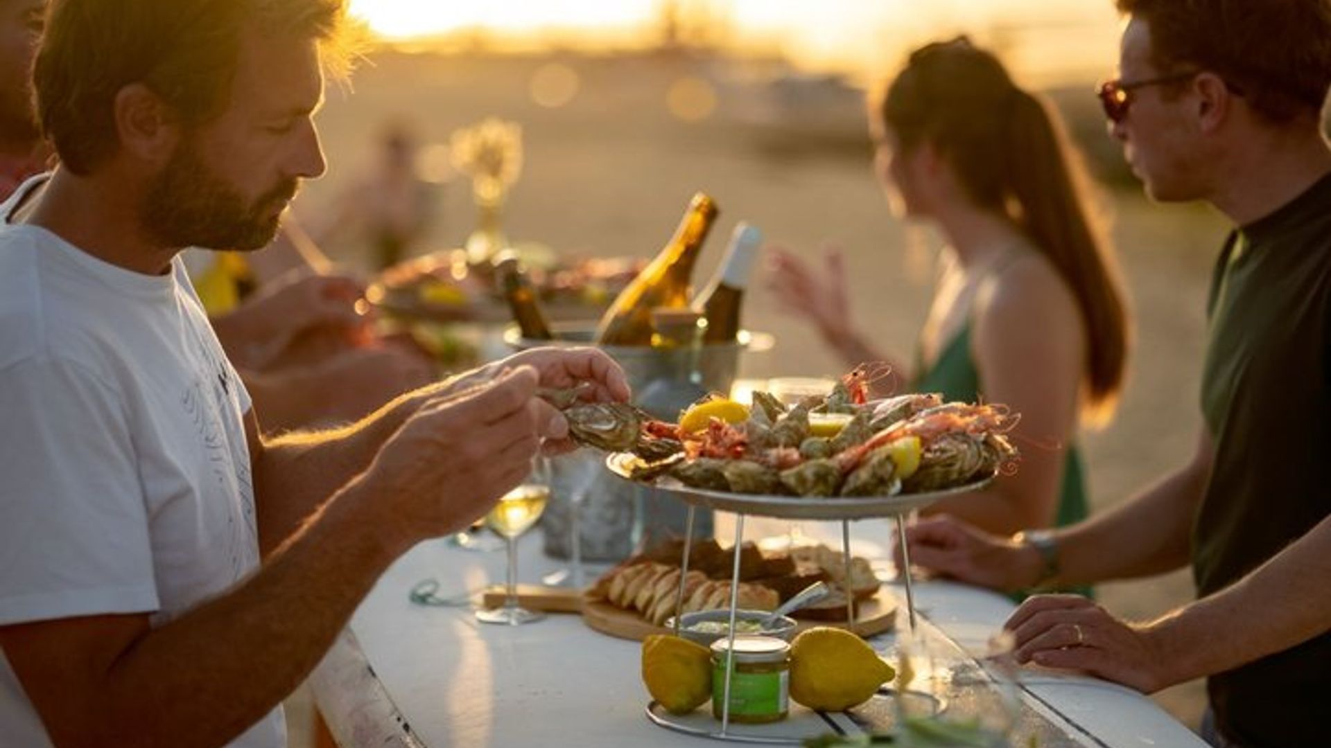 Pop up bar à huitres sur plage normande