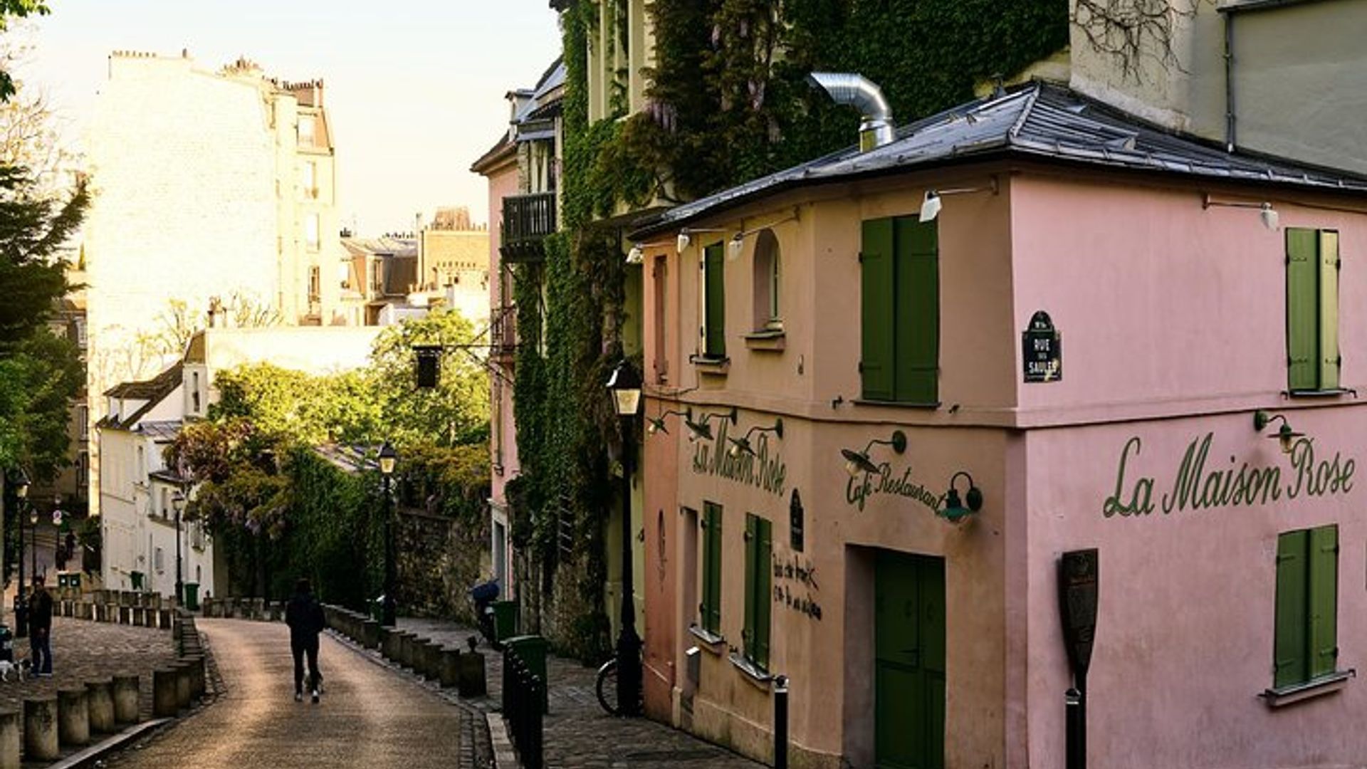 Montmartre 2.5-Hour Private Walking Tour with Food Samples