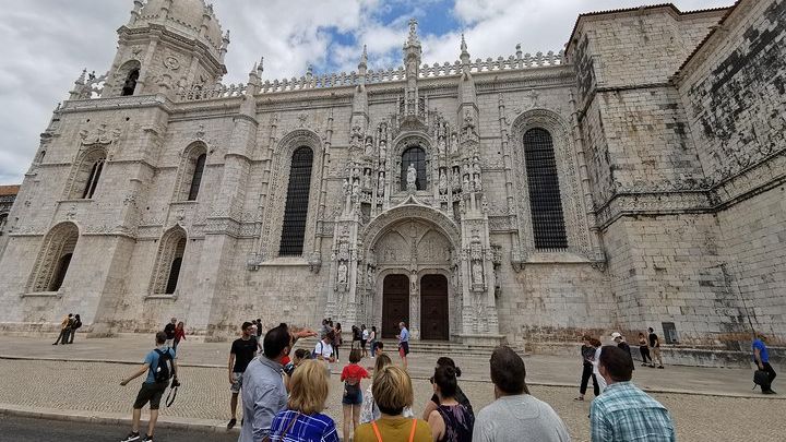 Porto to Lisbon Private Transfer: Scenic Heritage Stops