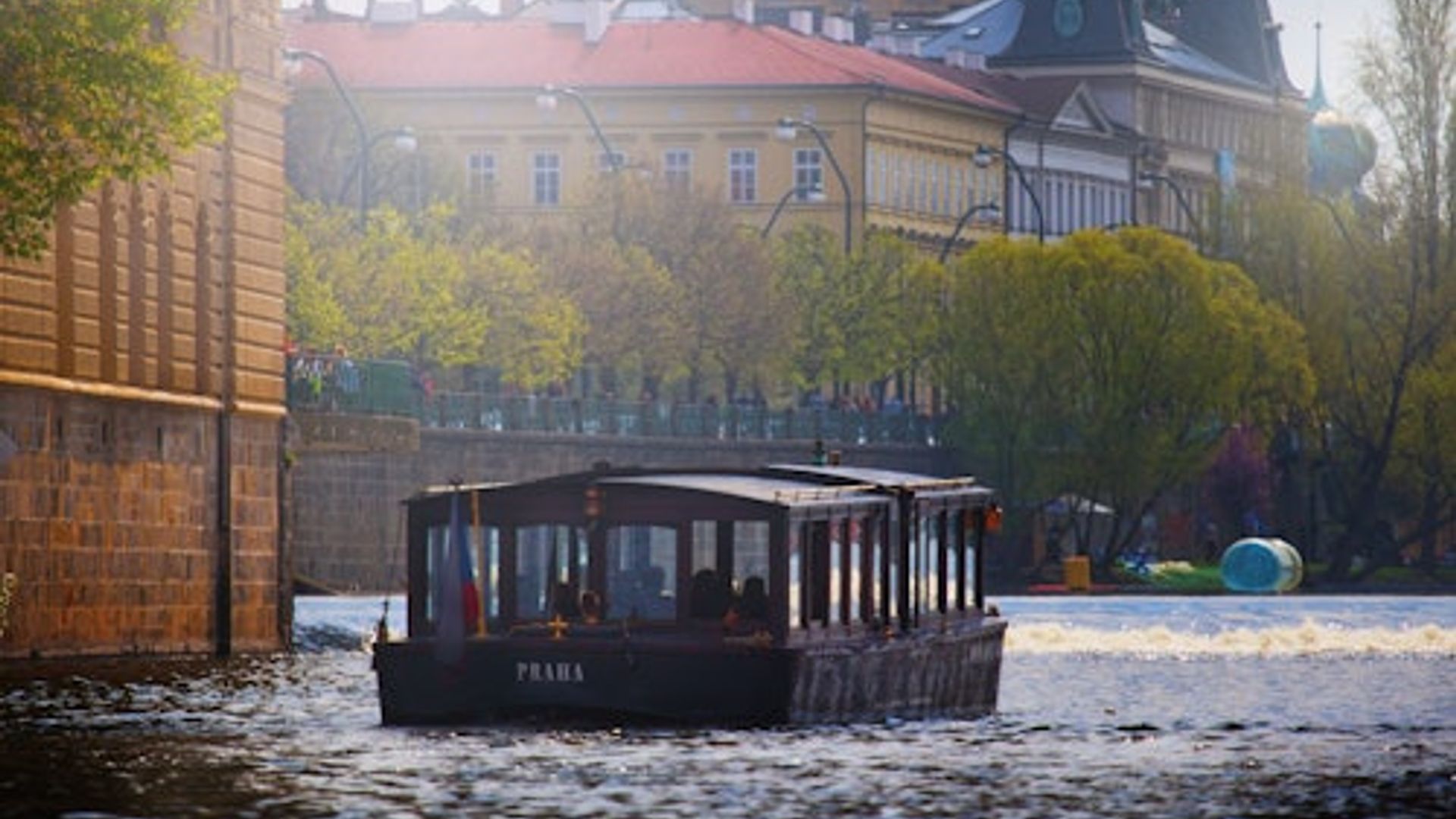 Prague: Boat Cruise + Charles Bridge Museum Entry