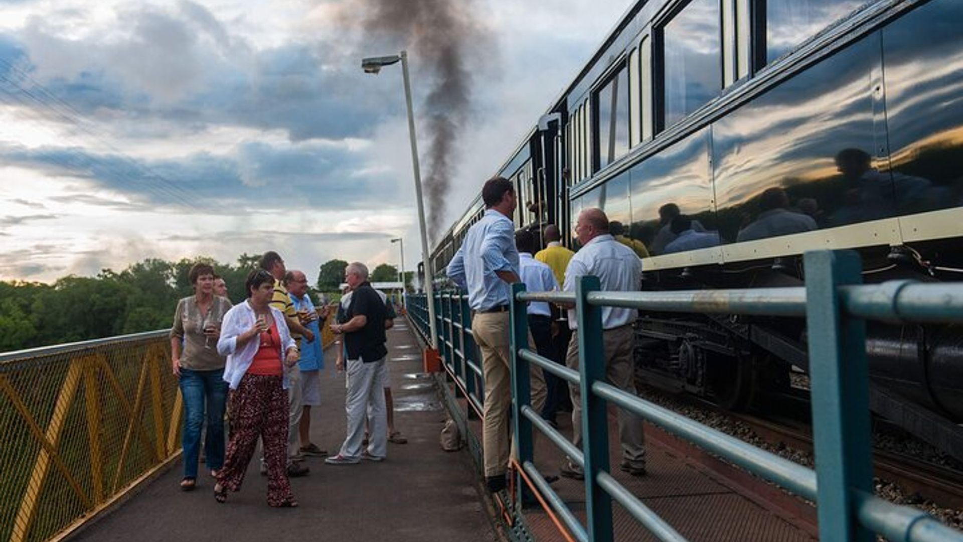 รถไฟสุดหรูสู่สะพานชมวิวน้ำตกวิกตอเรียและศาสตร์การทำอาหาร