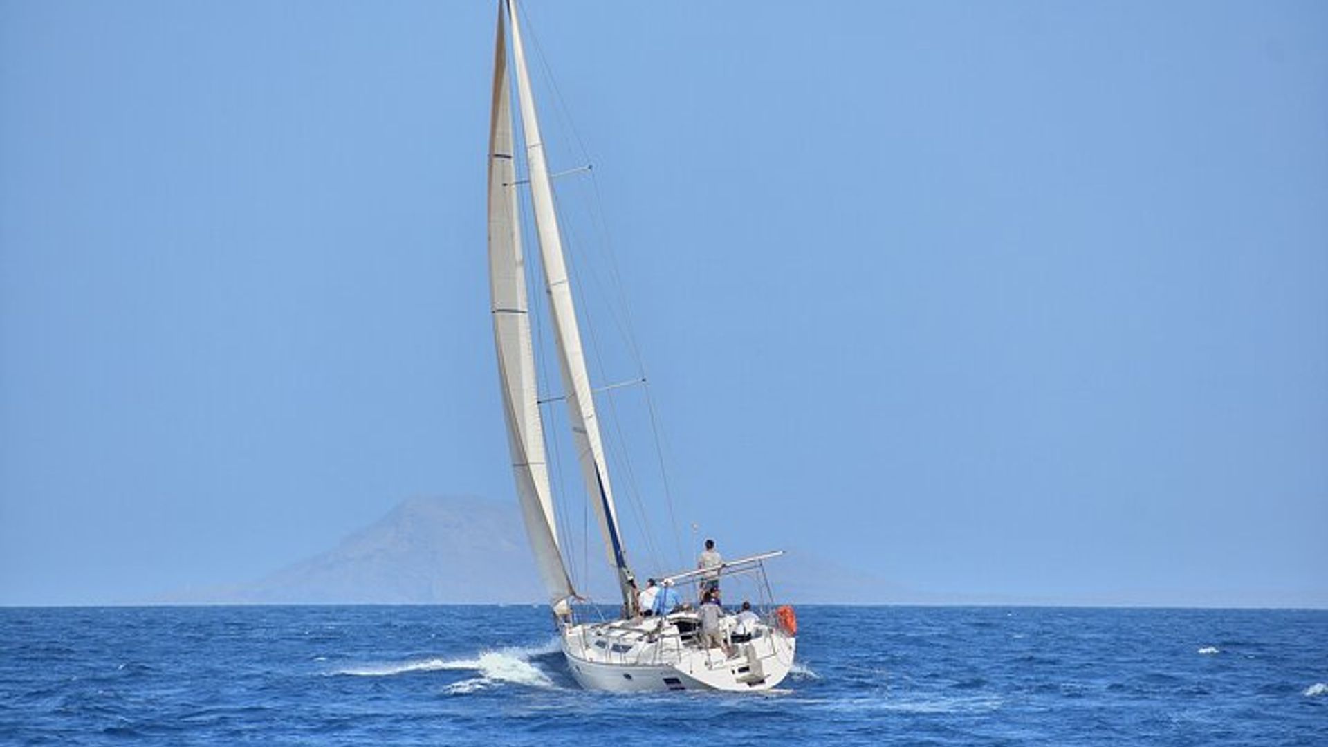 Paseo en velero de medio día para grupos pequeños en Santa María