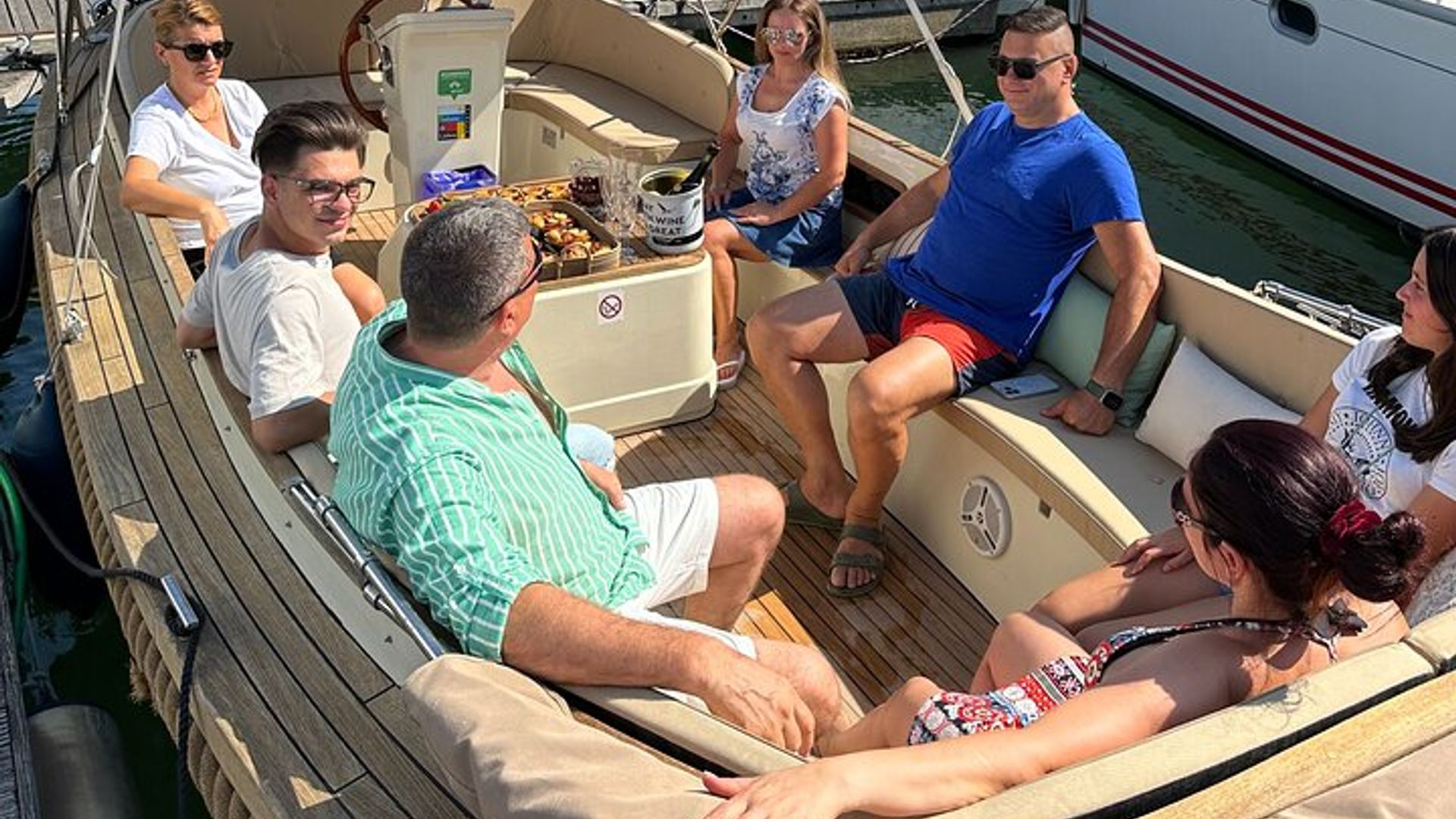 Lisbon Small-Group Tagus Boat Cruise With Pizza and Open Bar