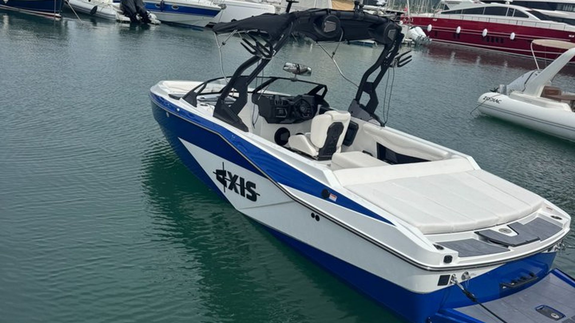 Experiencia privada de Wakesurf, Wakeboard y barco – Saint-Tropez