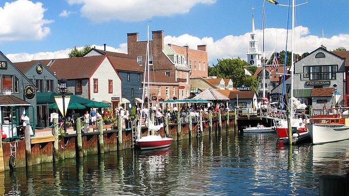 Newport Small-Group History and Food Walking Tour