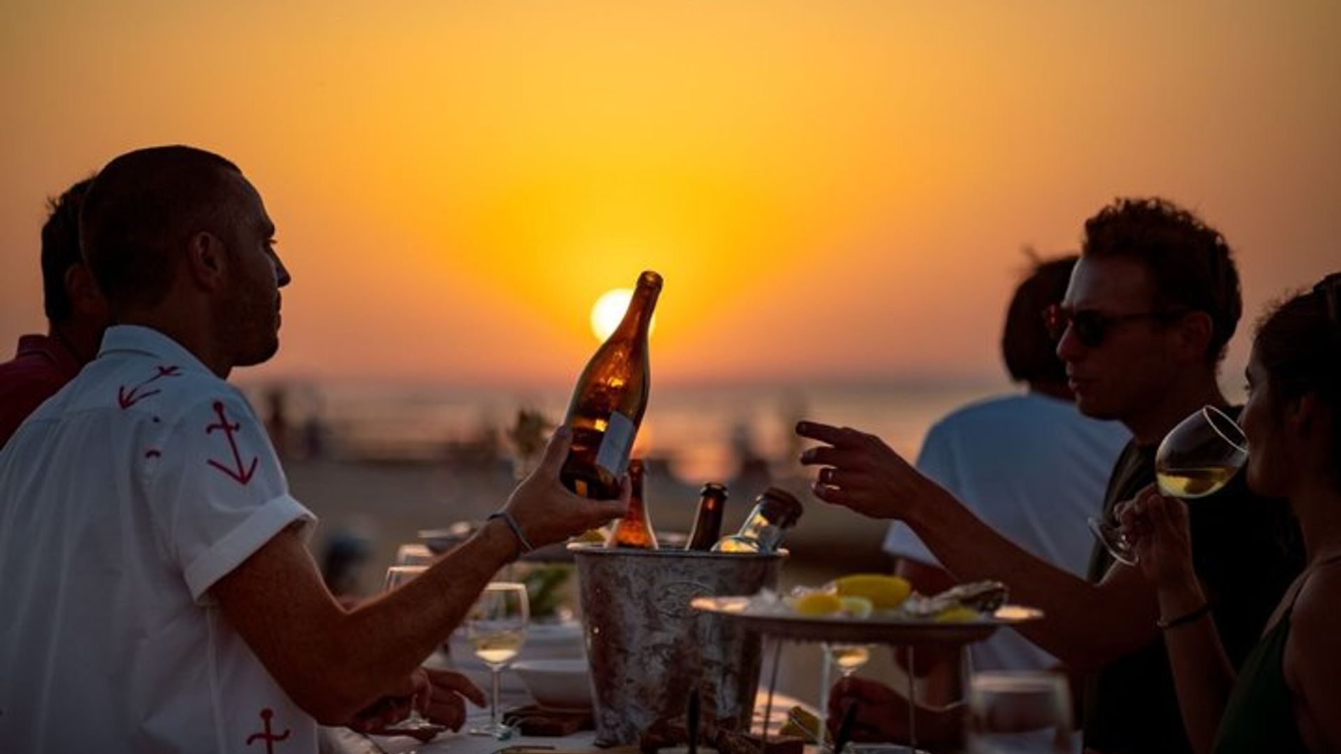 Pop up bar à huitres sur plage normande