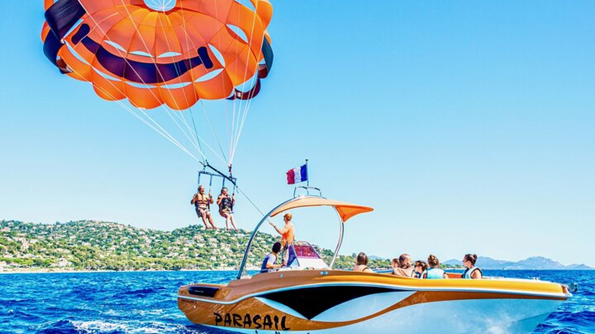 Parasailing-Flug über die Bucht von Cannes