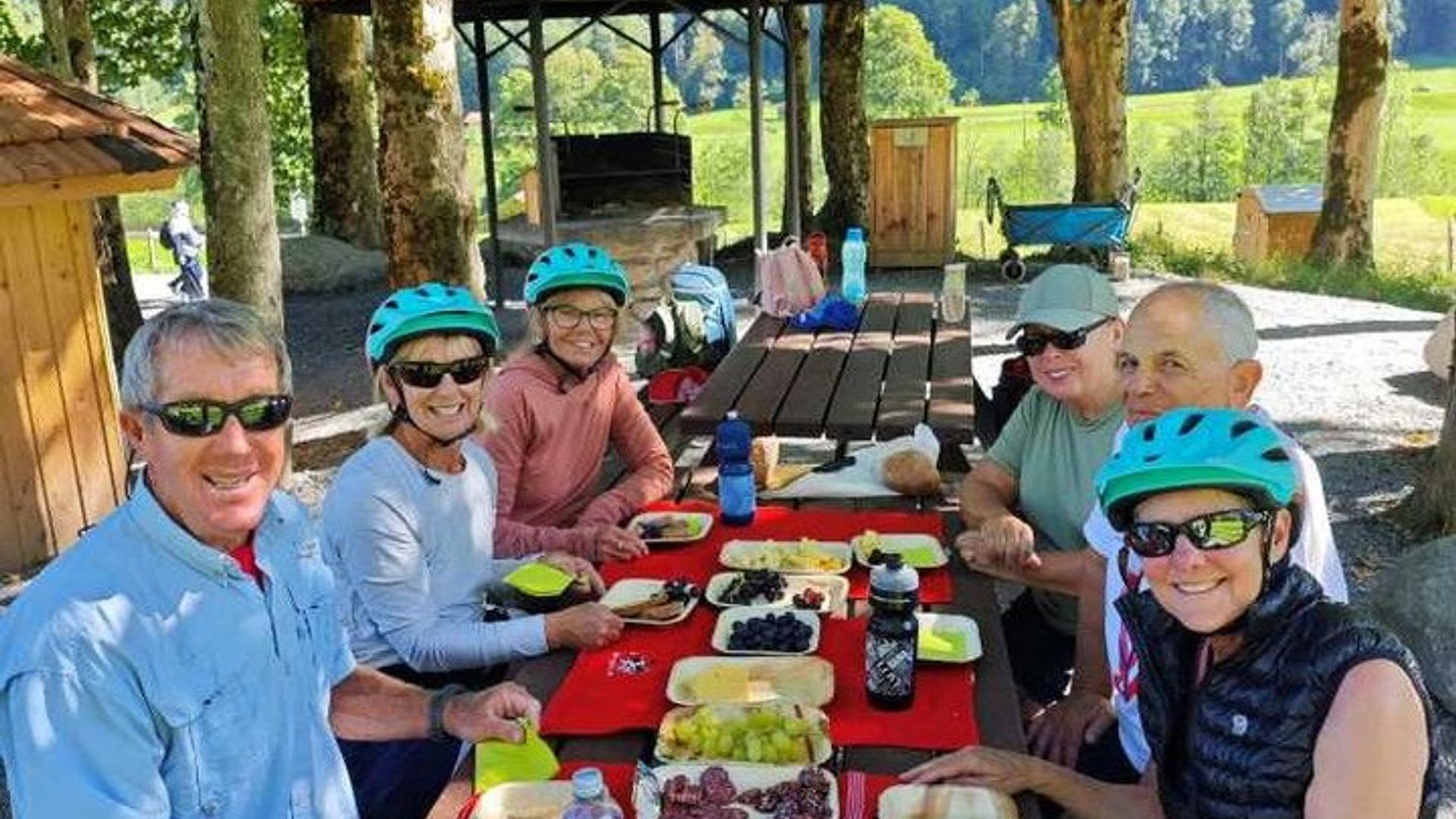 Lauterbrunnen Valley Waterfalls E-Bike Tour with Picnic Lunch