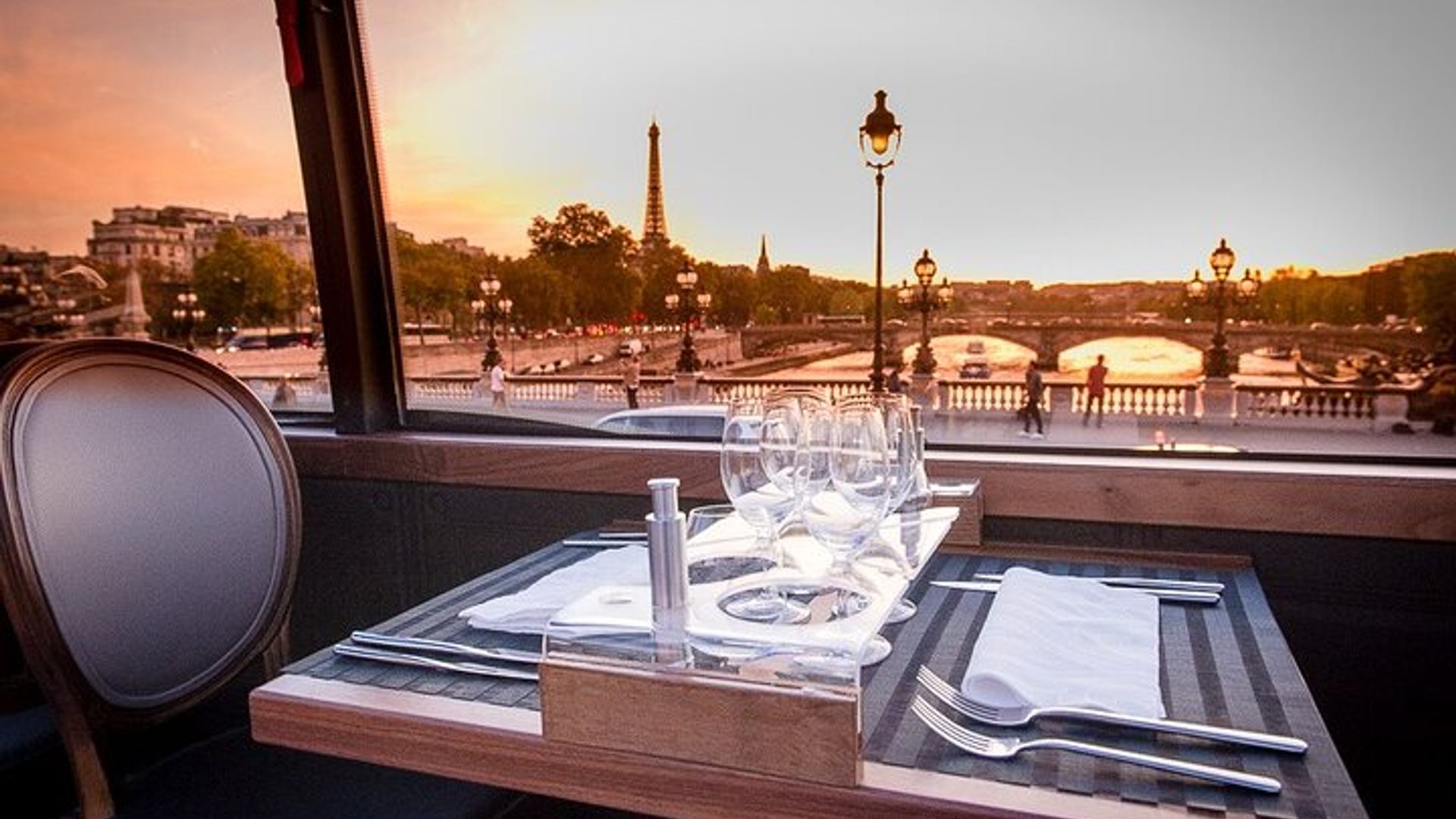 Paris Sightseeing Bus Tour With Lunch or Dinner