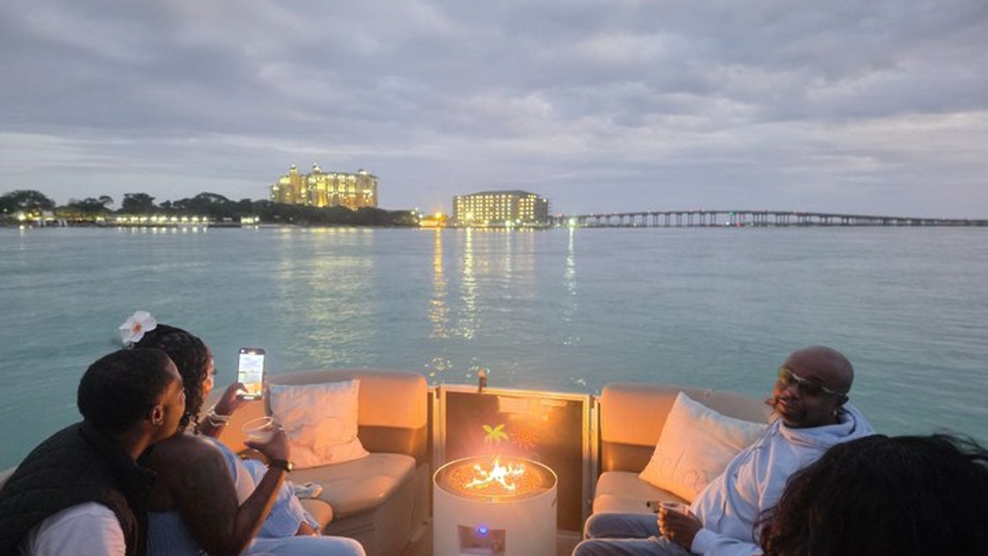 Crucero turístico por el puerto de destino otoño/invierno