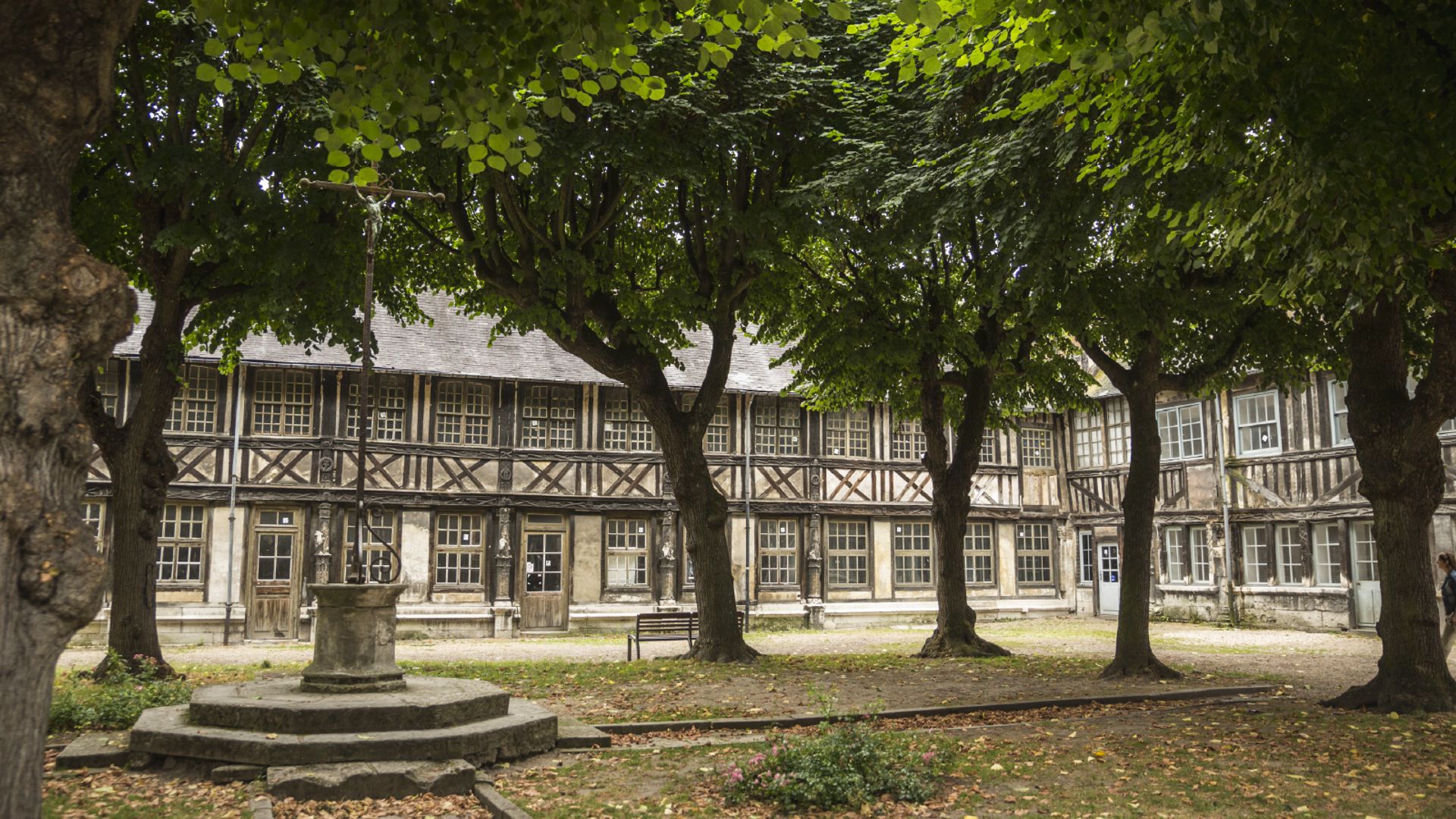 Rouen: Audio Guided Walking Tour (1h45 - 27 audio comments)