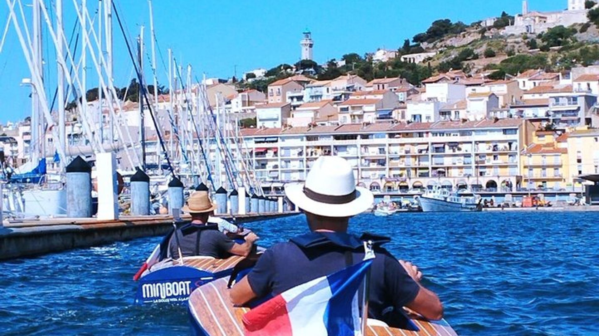 Sète en miniboat au soleil couchant