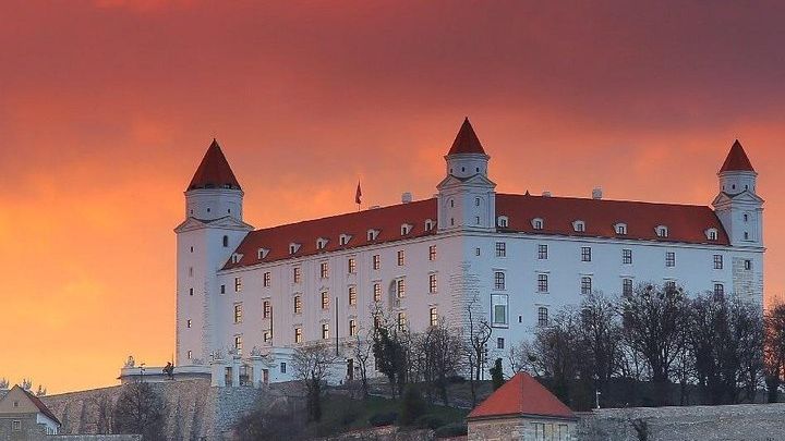 Bratislava walk tour with bonuses and castle 3€ + Tip, kids free