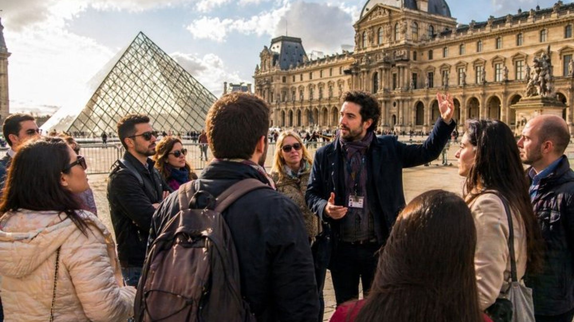 Paris: Louvre Exterior Guided Tour with Timed Entry Ticket