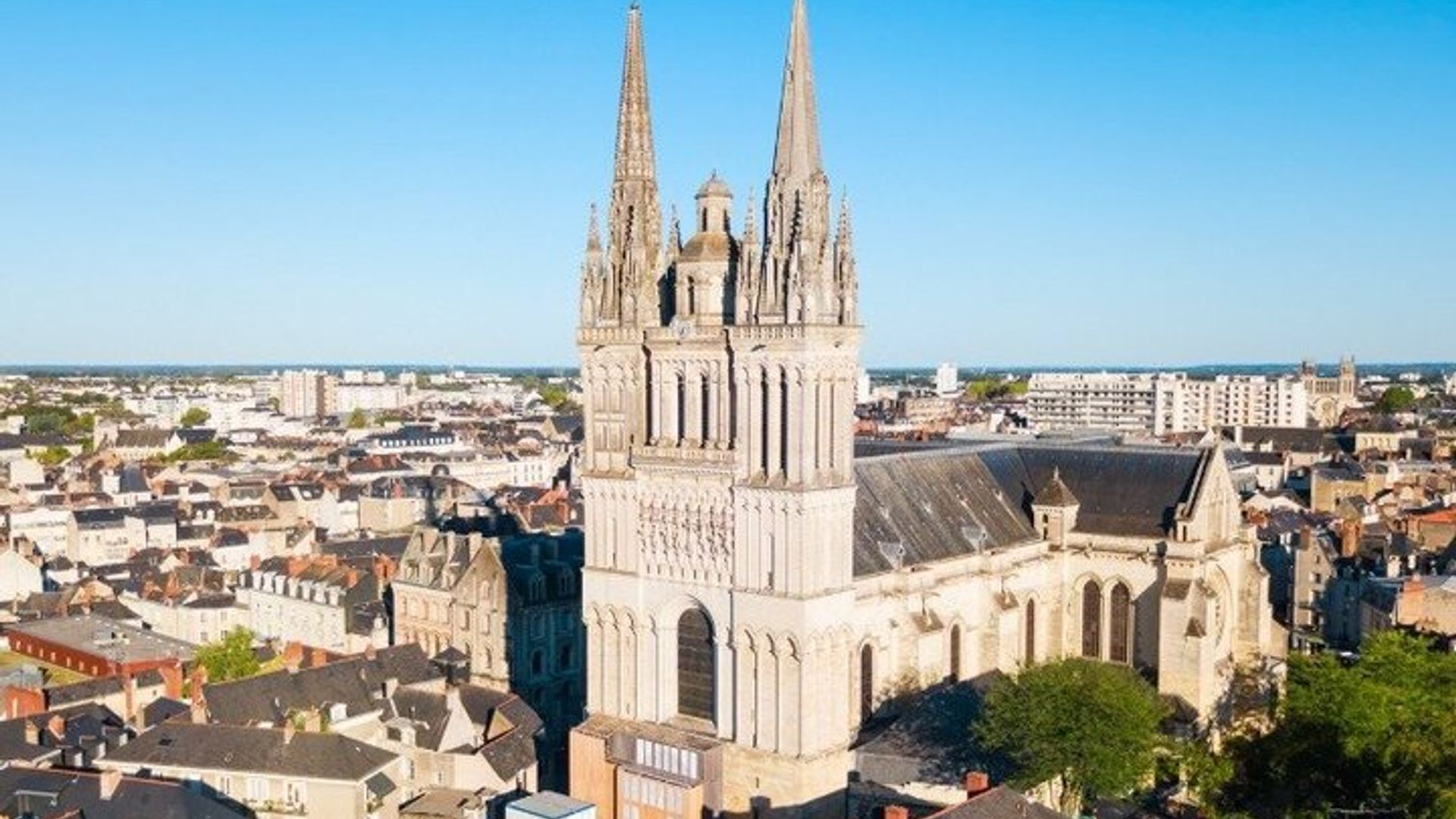 TOP Angers: Private Guided Tour with Your Mobile
