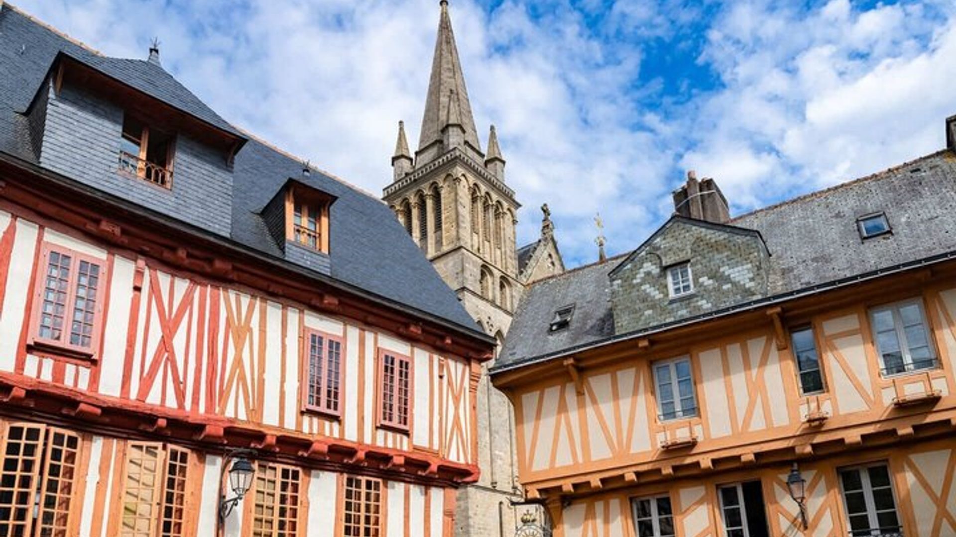 Hello Bourges: Private 2-Hour Intro City Walk with Local Guide