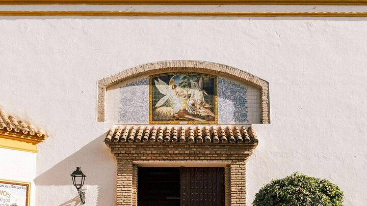 Marbella Private Walking Tour With Museum Visit and Art