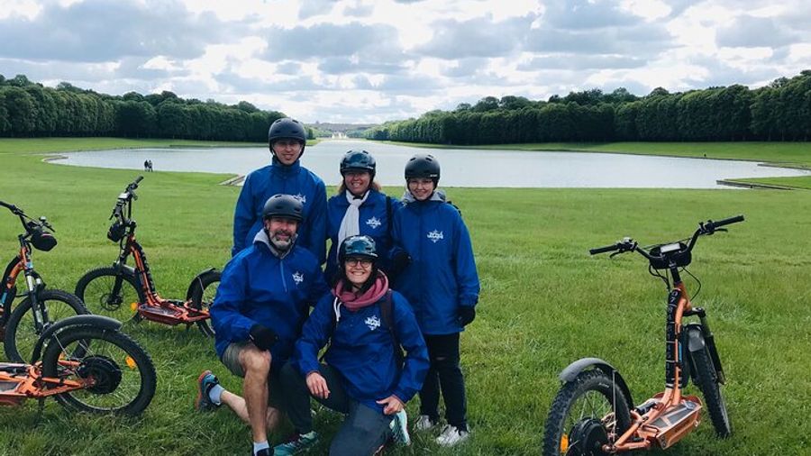 Discover Versailles on electric 2-wheelers (Yes to PRM)