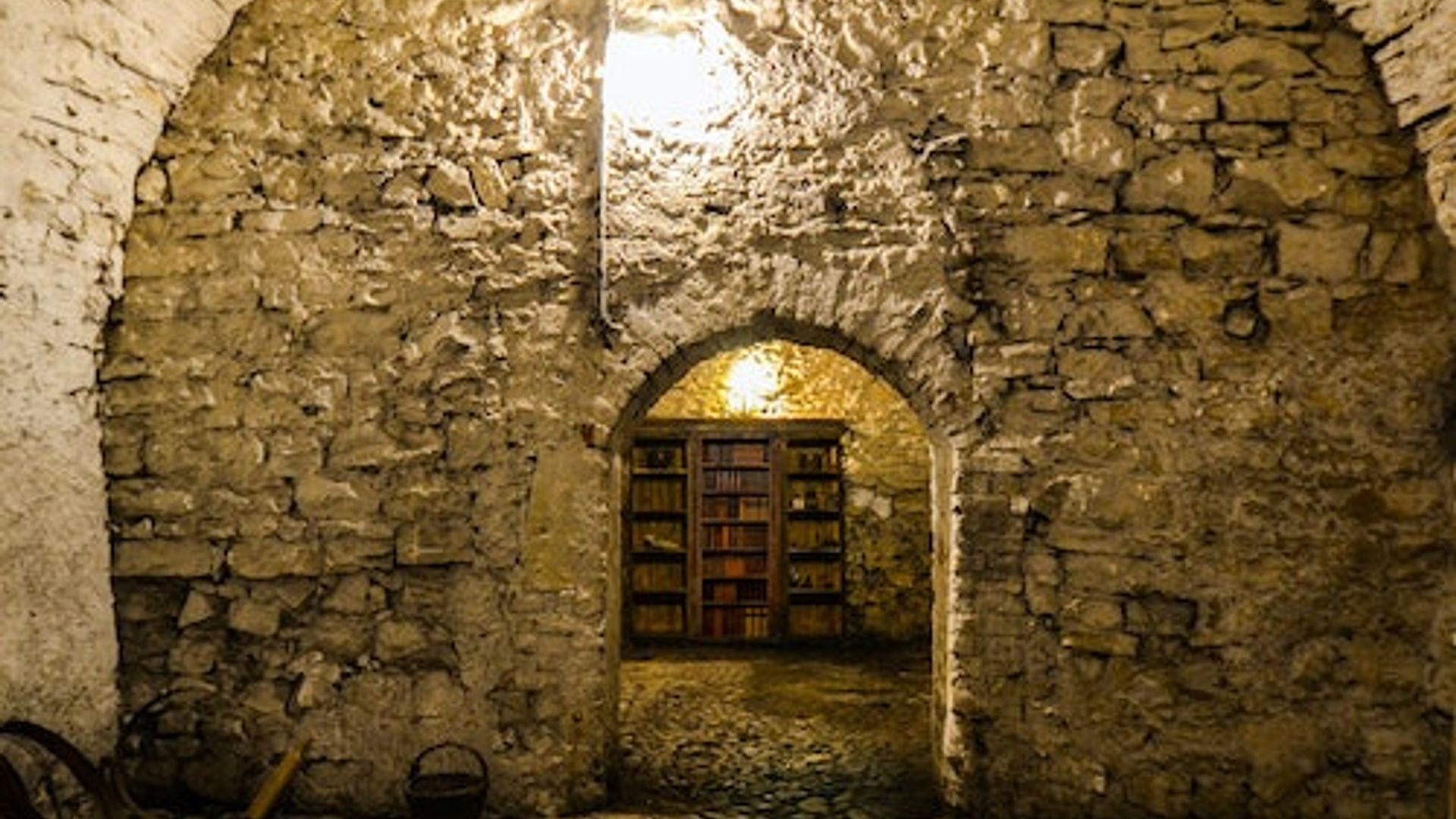 Prague: Historical Oldtown, Medieval Underground and Dungeon Tour
