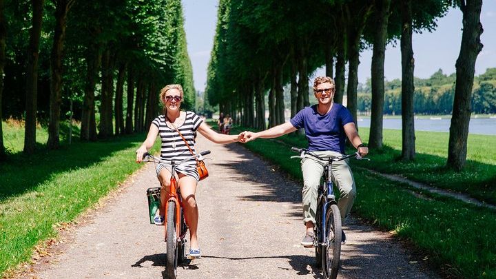 Versailles by Bike With Palace, Gardens, and Picnic
