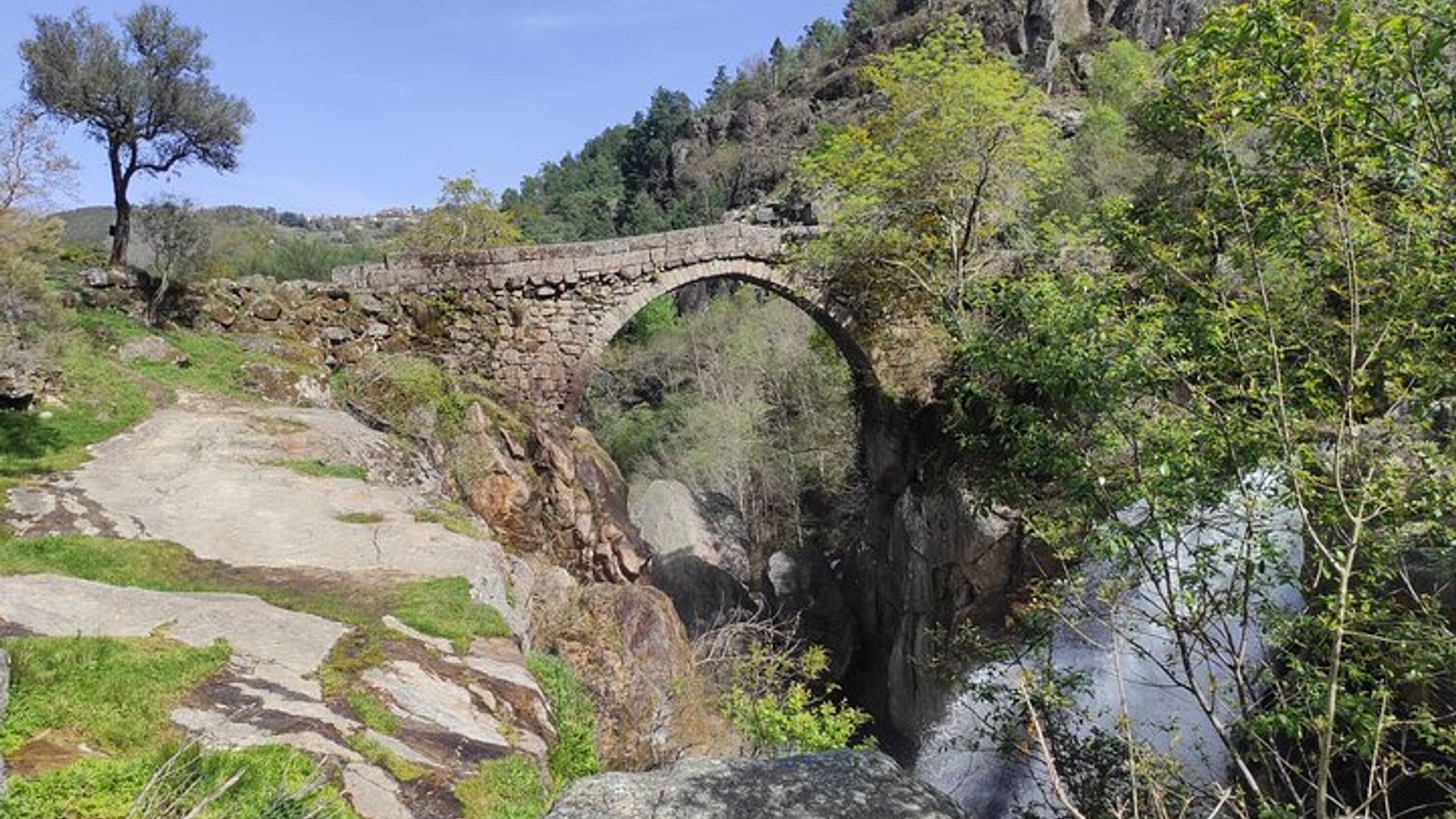 Cascadas, Patrimonio y Naturaleza en el Parque de Gerês - desde Oporto
