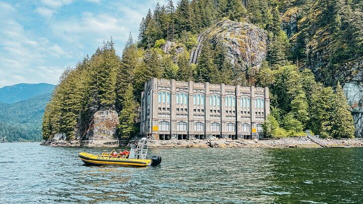 Vancouver Small-Group City and Waterfalls Tour