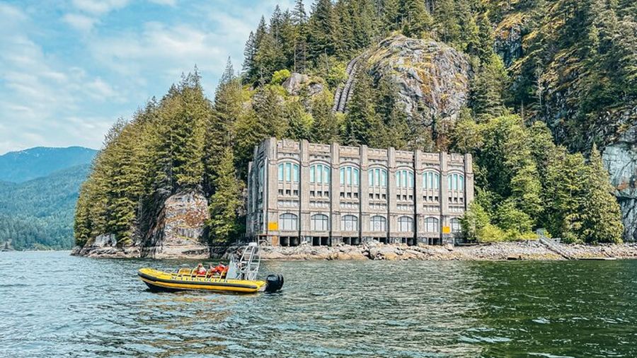 Vancouver Small-Group City and Waterfalls Tour