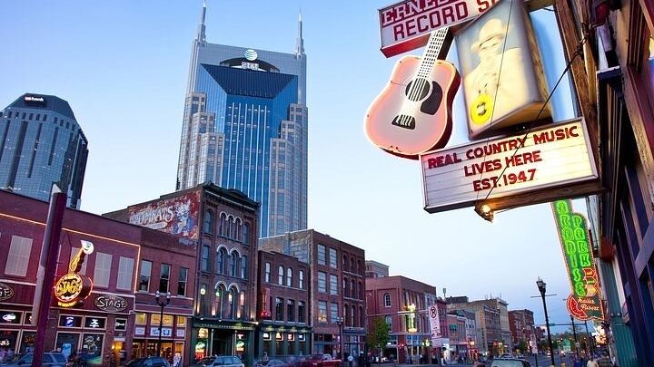 Nashville VIP Style Private Tour with Local Singer-Songwriter