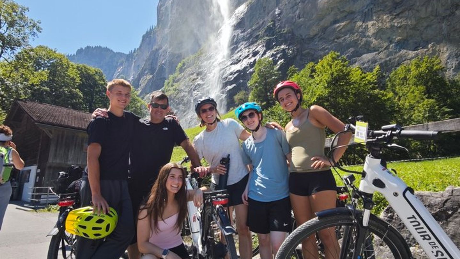Tour en bicicleta eléctrica por las cataratas del valle de Lauterbrunnen con almuerzo tipo picnic