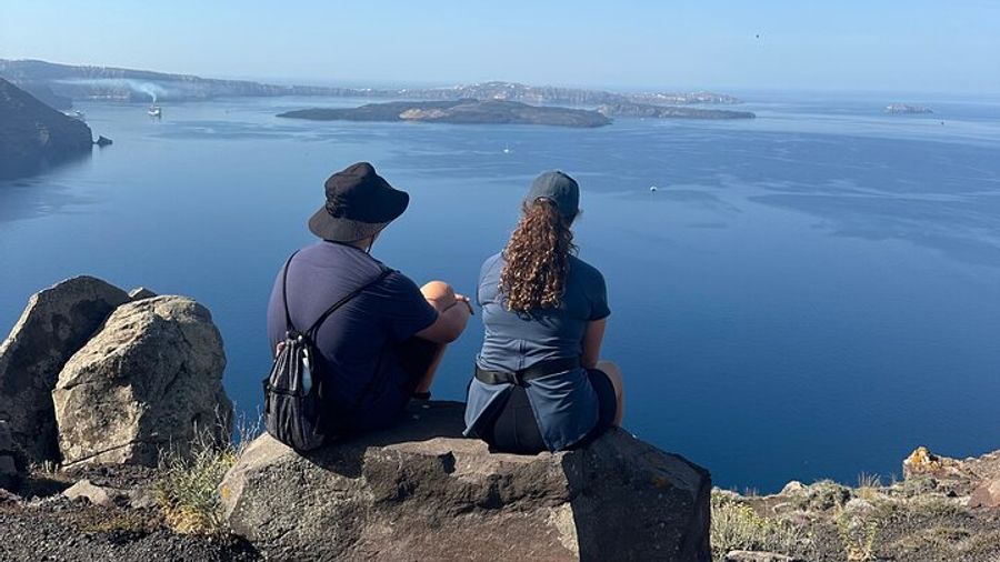 Santorini Private Fira to Oia Half-Day Hiking Tour With Snacks