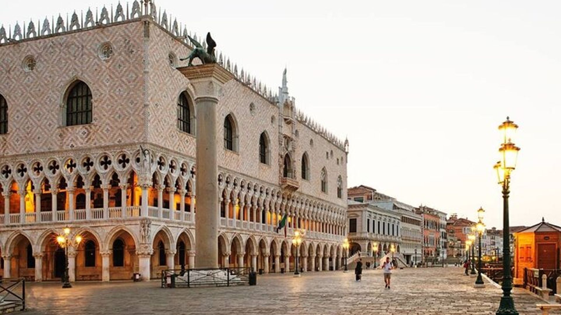 Half-Day Venice Lagoon Cruise: Murano Island and Burano Island