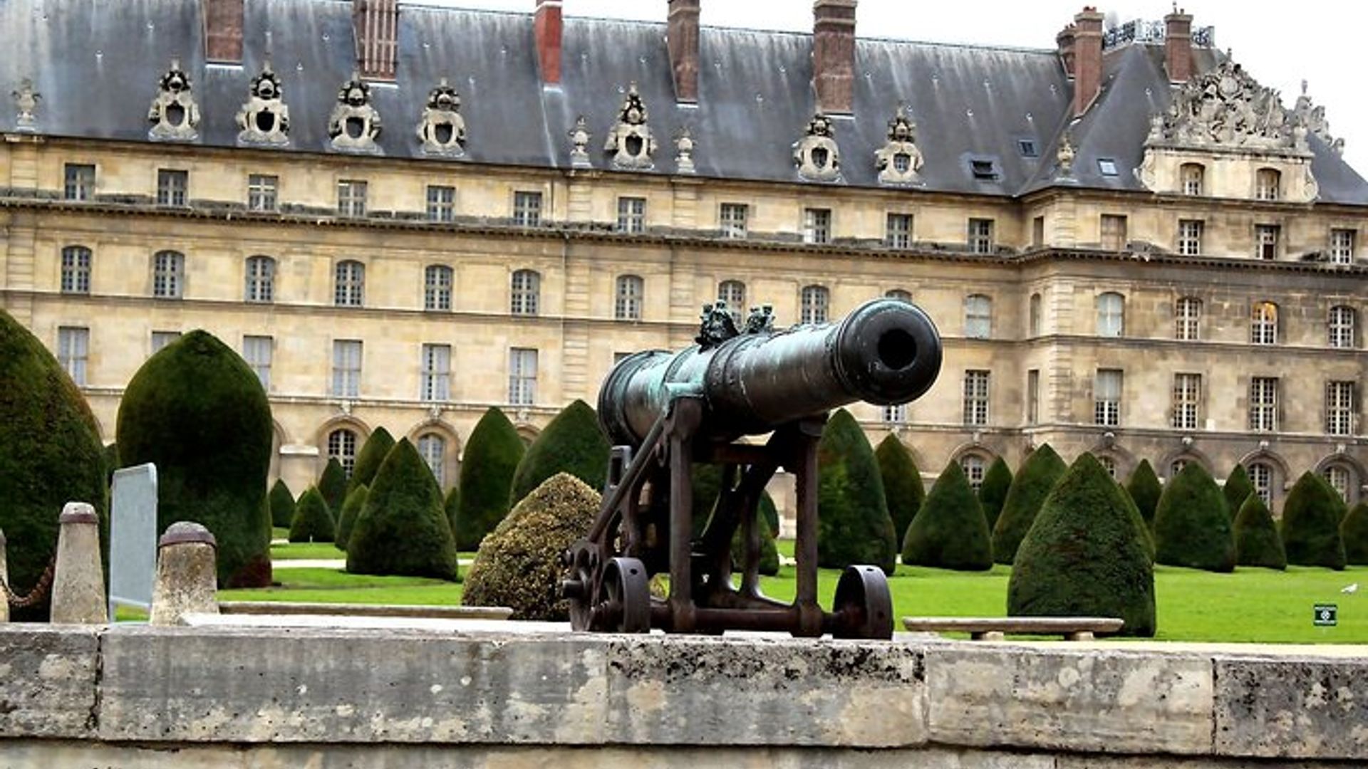Paris: Les Invalides Skip-the-Line Small-Group or Private Tour