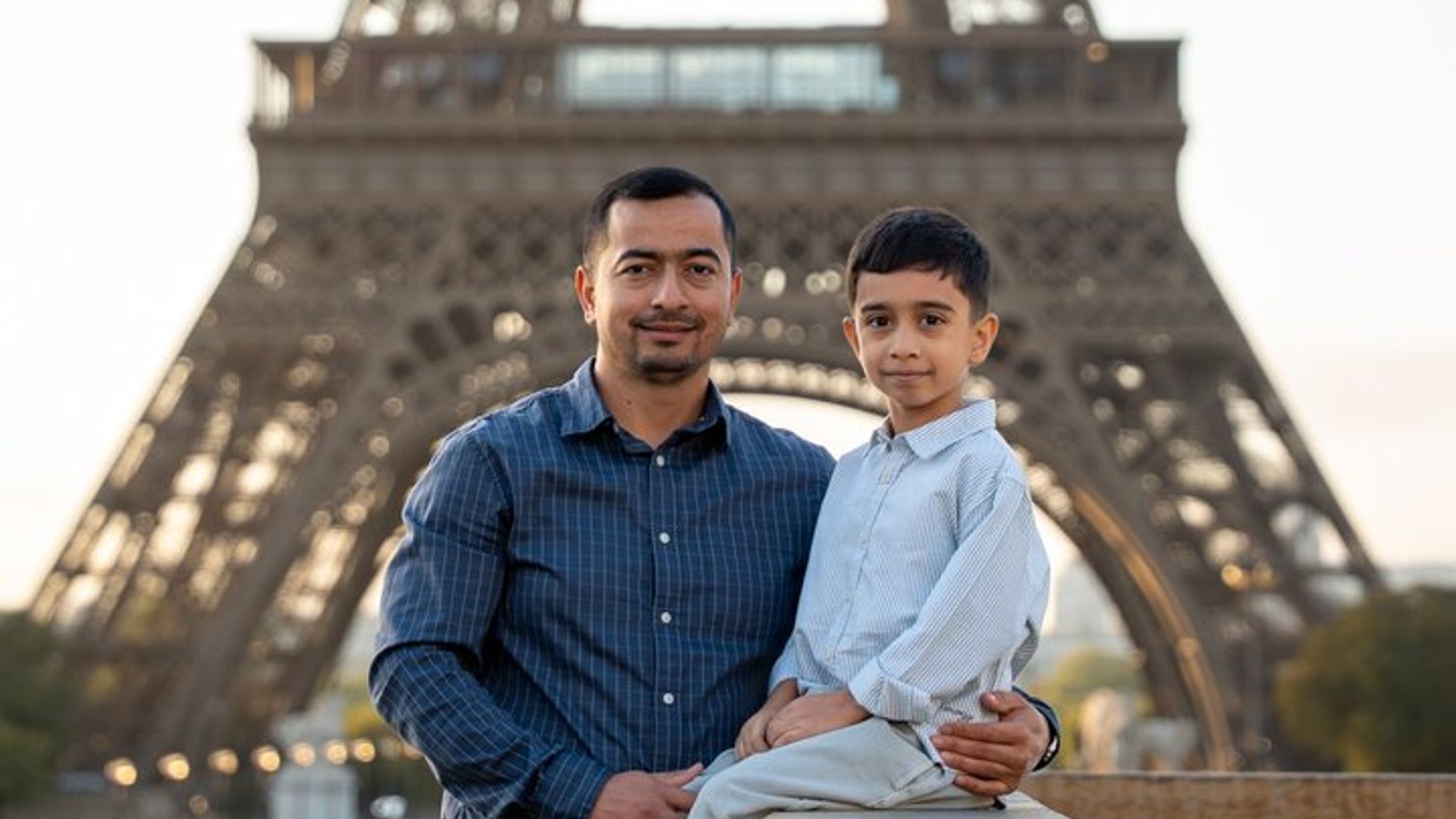 Sesión de fotos en París con fotógrafo delante de la Torre Eiffel