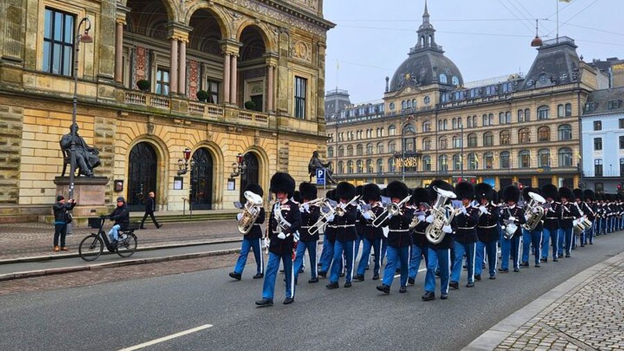 Copenhagen Highlights Small-Group Walking Tour with Nyhaven
