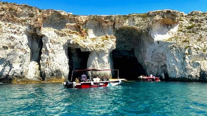 Small group boat tour of Ortigia with visits to the caves and swimming
