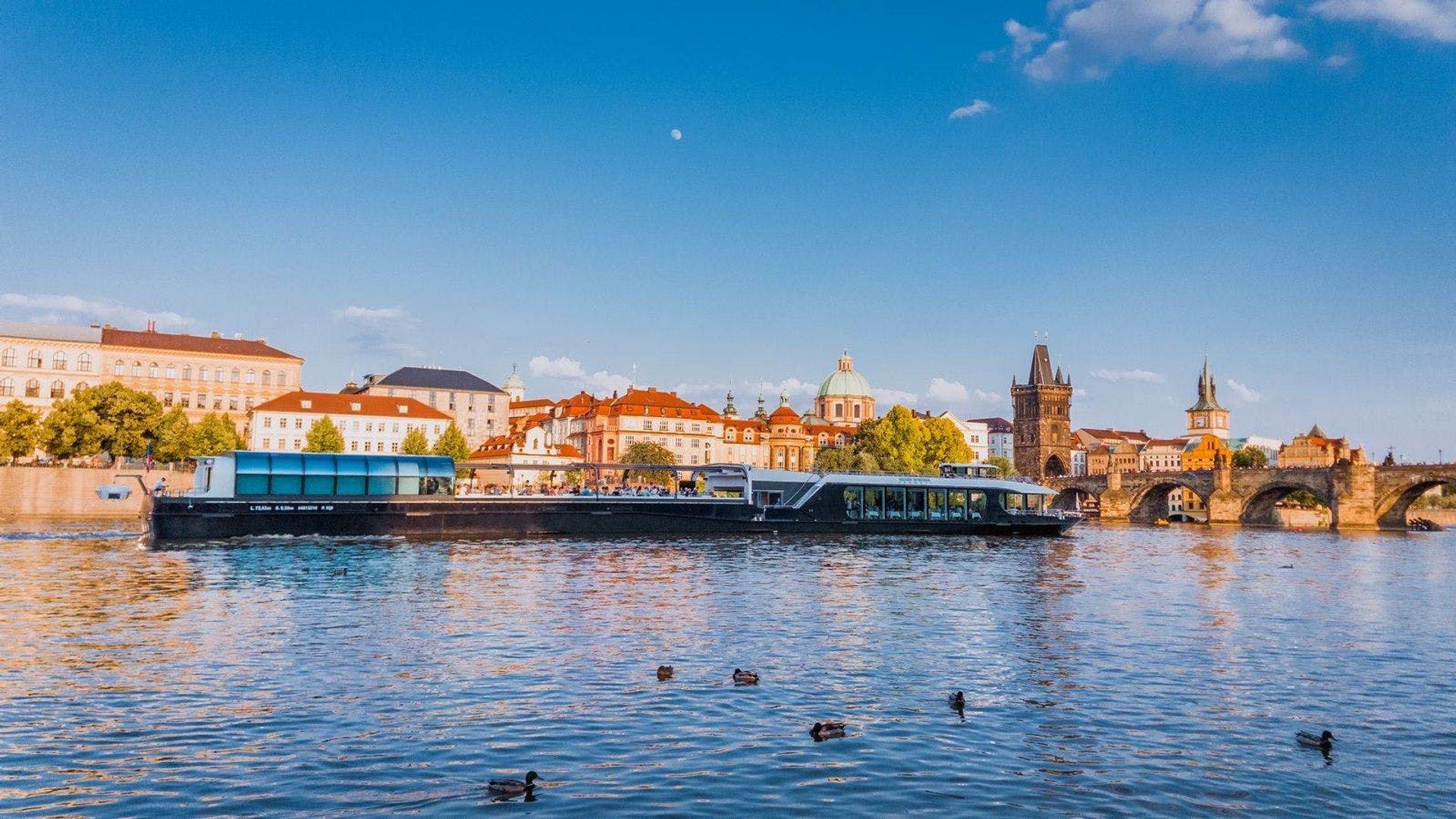 Prague panoramic cruise with dinner and live music