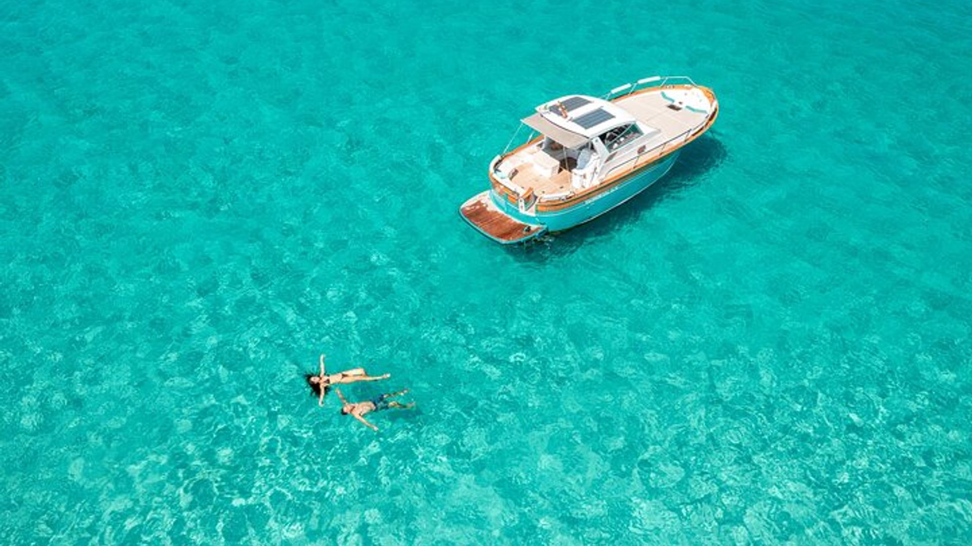 Tour en barco por la Costa Esmeralda en barco híbrido con paradas de baño y aperitivo