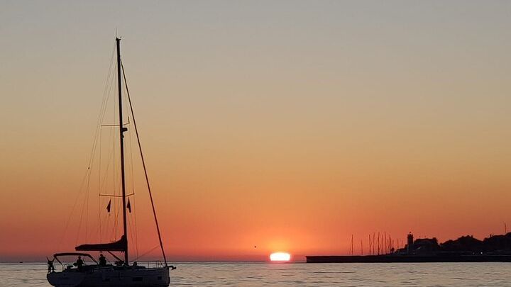 Cascais Private Sunset Cruise with Drinks