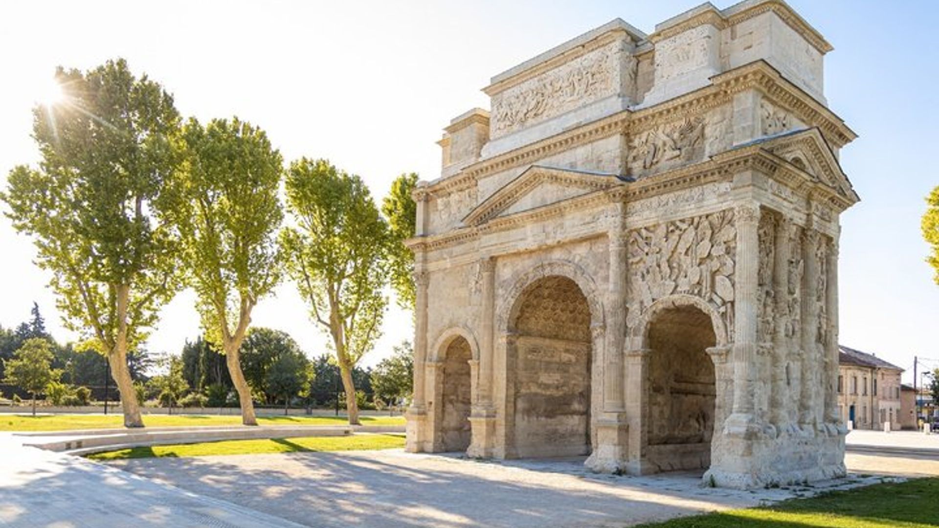 Orange: 1h10 audio guided walking tour and 19 audio commentaries