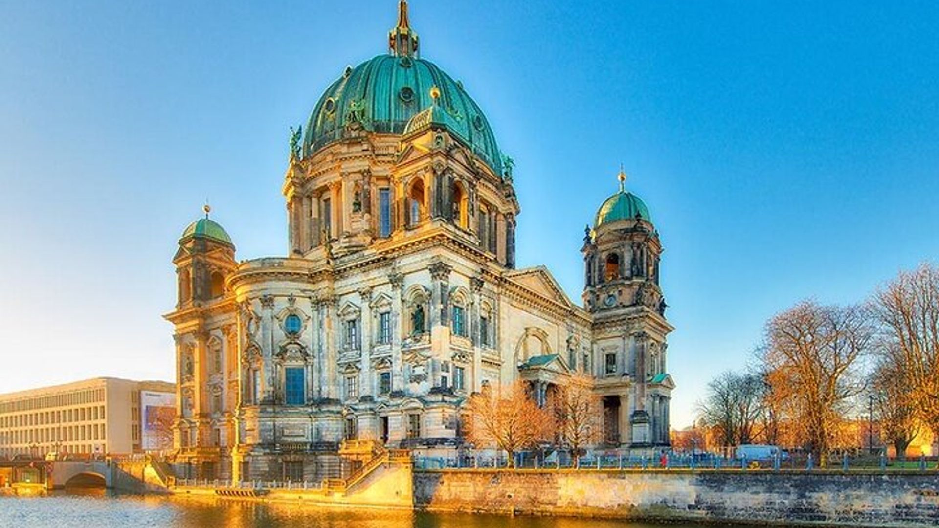 Private audio book city rally around the Museum Island in Berlin