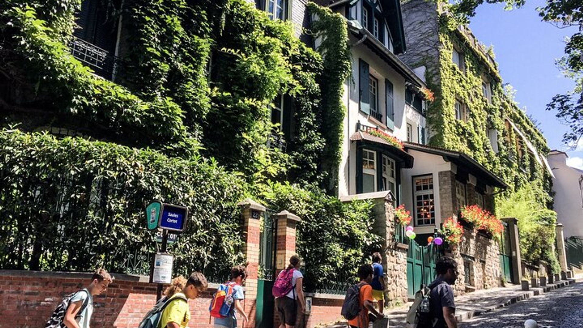 Montmartre Private Guided Walking Tour: Culture, Food, Art