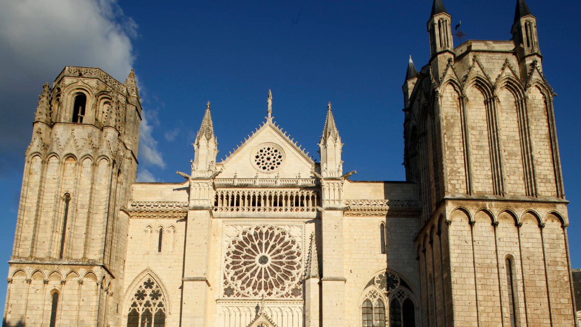 Poitiers: Audio Guided Walking Tour (2h - 16 audio comments)