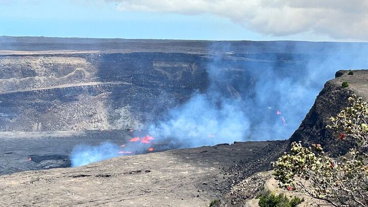 Hawai'i' Volcanoes National Park Small-Group Driving Tour
