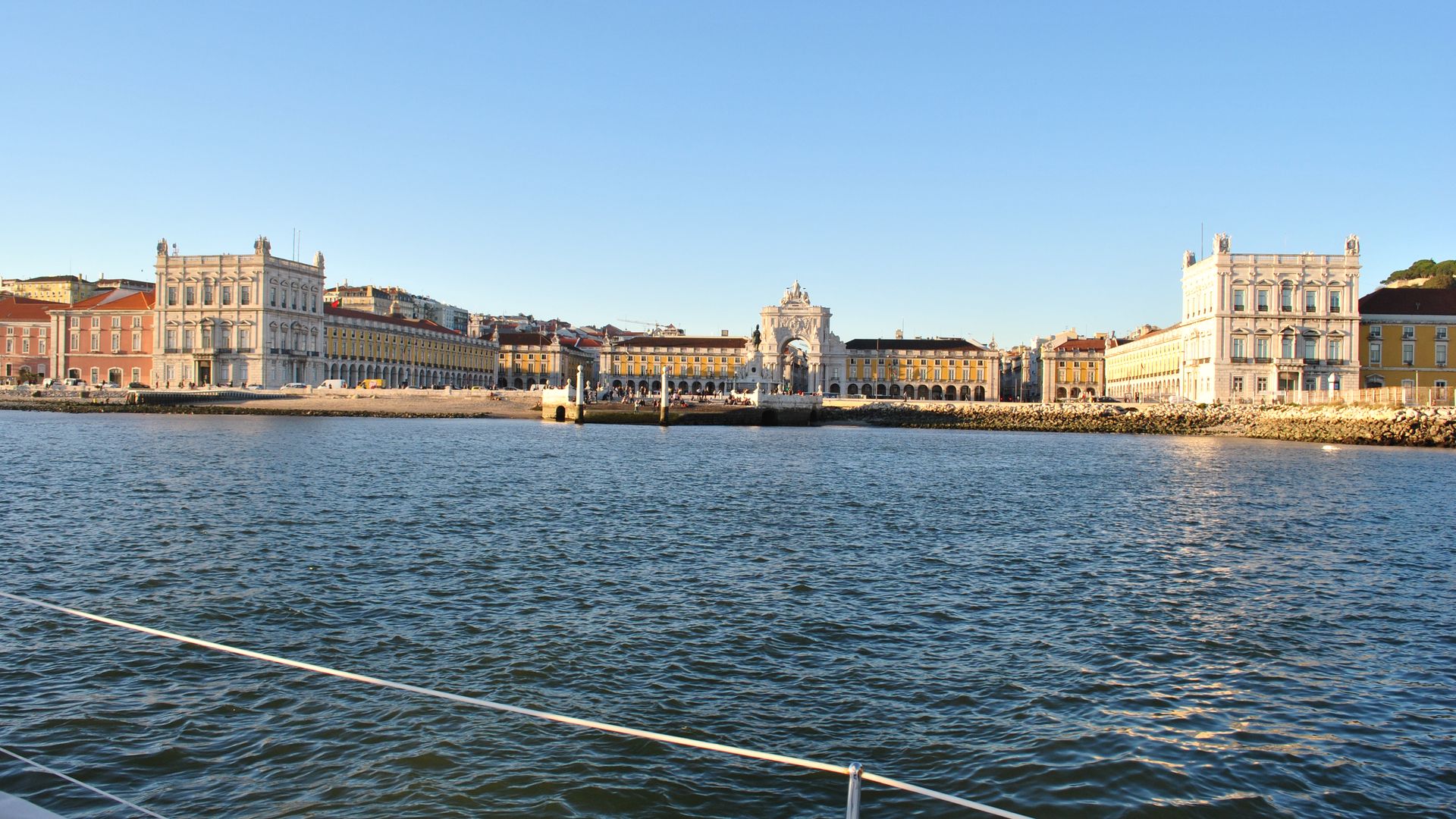 Lisbon Romantic Private 2h Cruise with sparkling wine