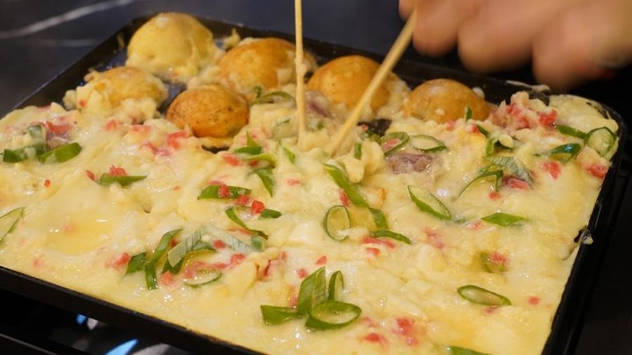 Osaka Takoyaki-Making Class with Sake Tasting